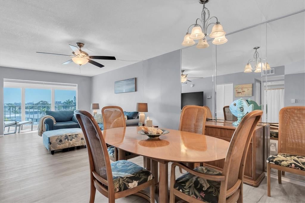 出租: $2,500 (2 贝兹, 2 浴室, 900 平方英尺)