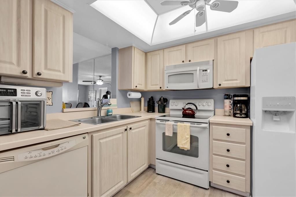 出租: $2,500 (2 贝兹, 2 浴室, 900 平方英尺)