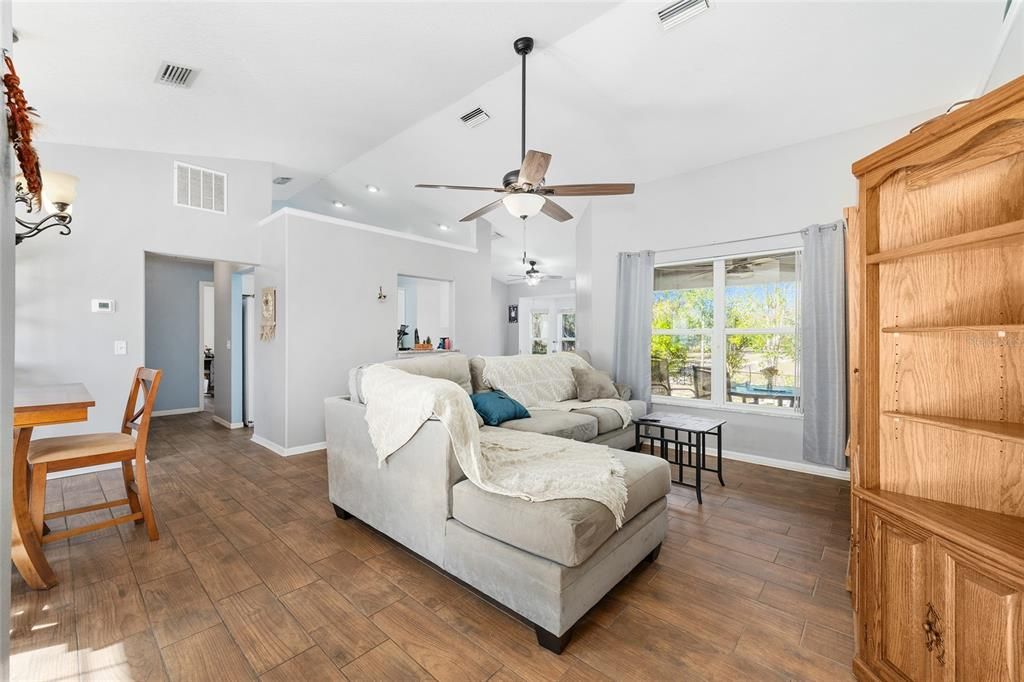 待售: $259,000 (3 贝兹, 2 浴室, 1470 平方英尺)