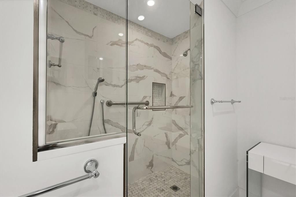 En Venta: $1,300,000 (2 camas, 2 baños, 1677 Pies cuadrados)