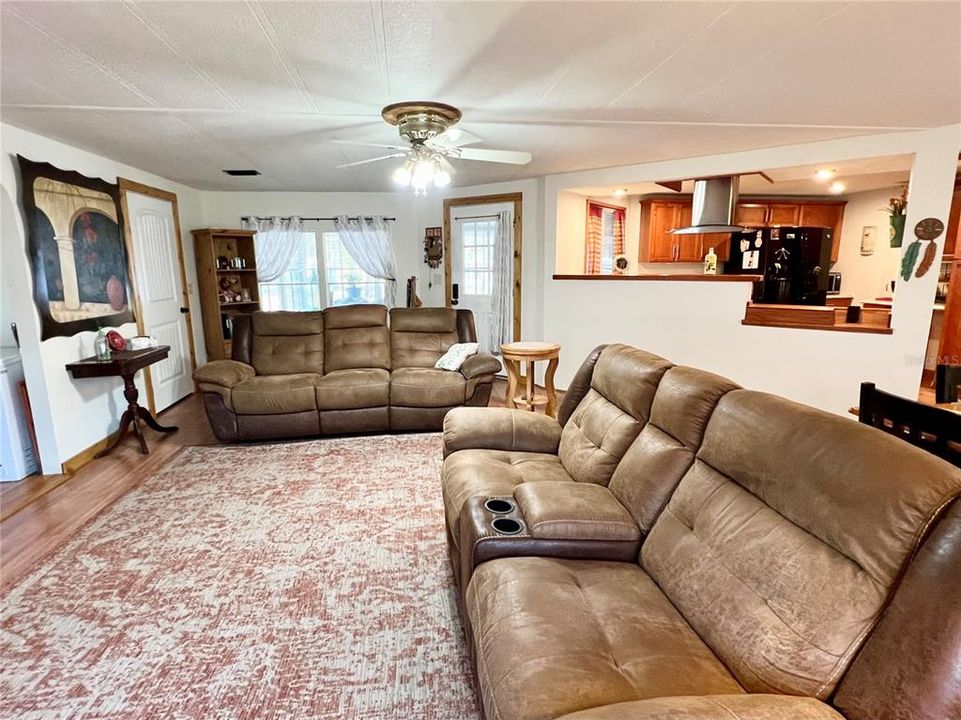 En Venta: $240,000 (2 camas, 2 baños, 1860 Pies cuadrados)