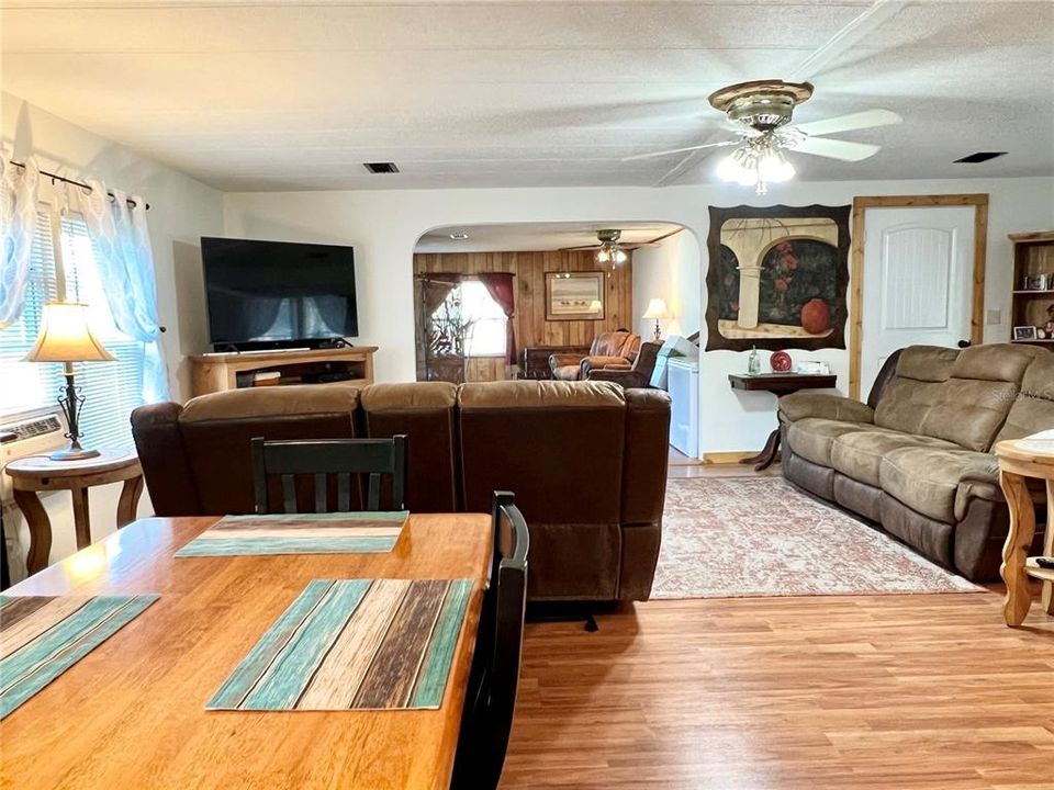 En Venta: $240,000 (2 camas, 2 baños, 1860 Pies cuadrados)