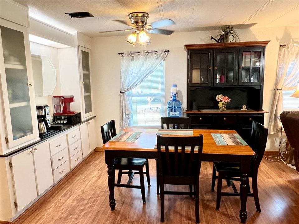 En Venta: $240,000 (2 camas, 2 baños, 1860 Pies cuadrados)