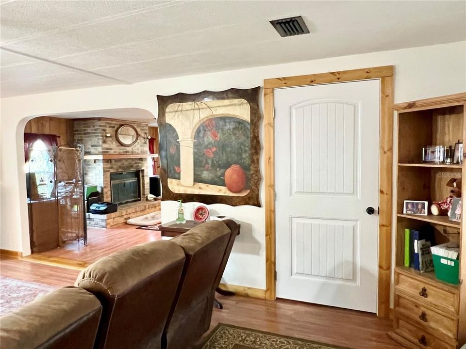 En Venta: $240,000 (2 camas, 2 baños, 1860 Pies cuadrados)