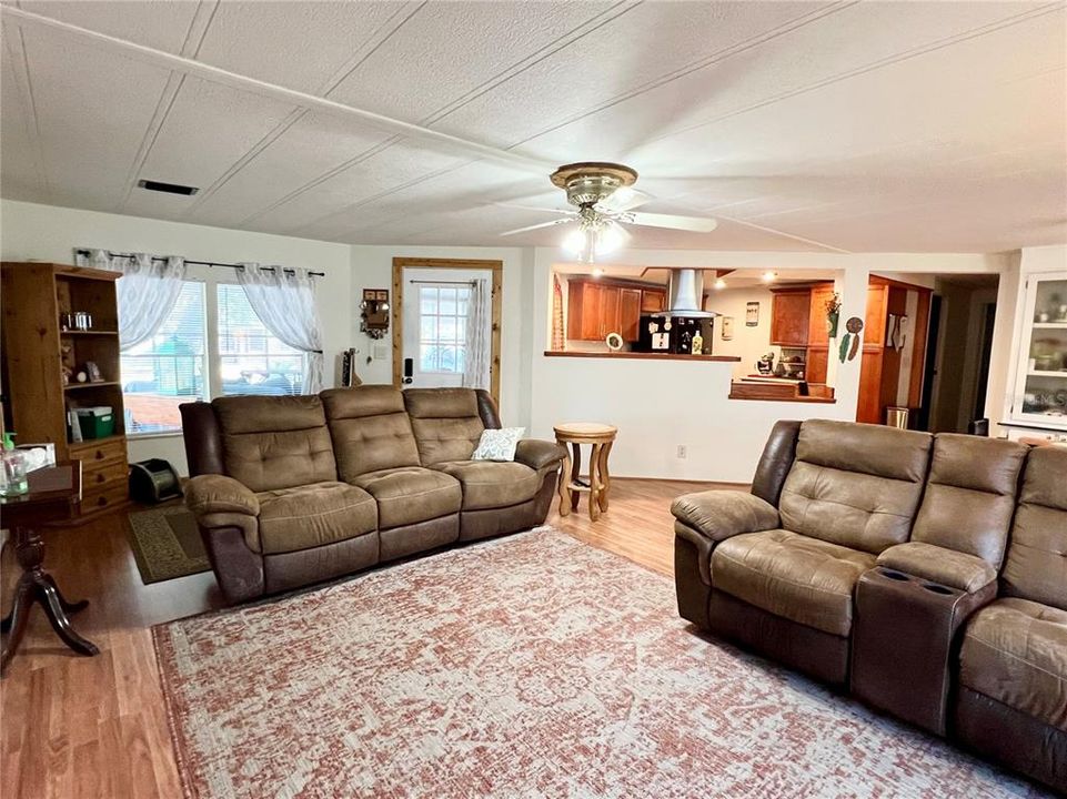 En Venta: $240,000 (2 camas, 2 baños, 1860 Pies cuadrados)