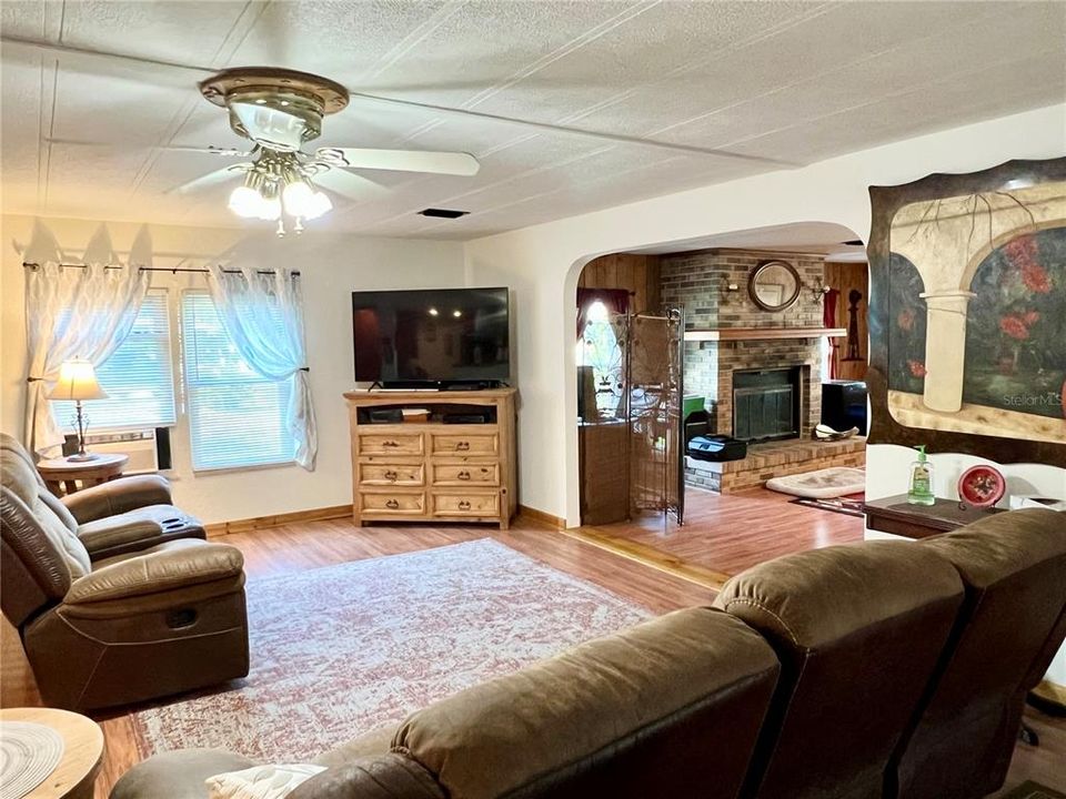 En Venta: $240,000 (2 camas, 2 baños, 1860 Pies cuadrados)