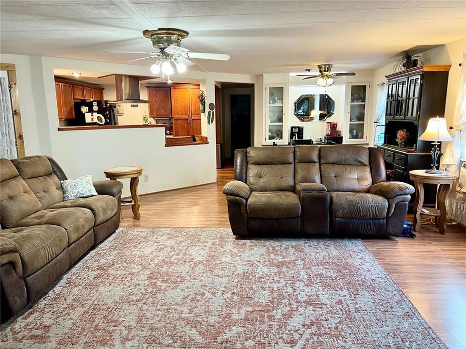 En Venta: $240,000 (2 camas, 2 baños, 1860 Pies cuadrados)