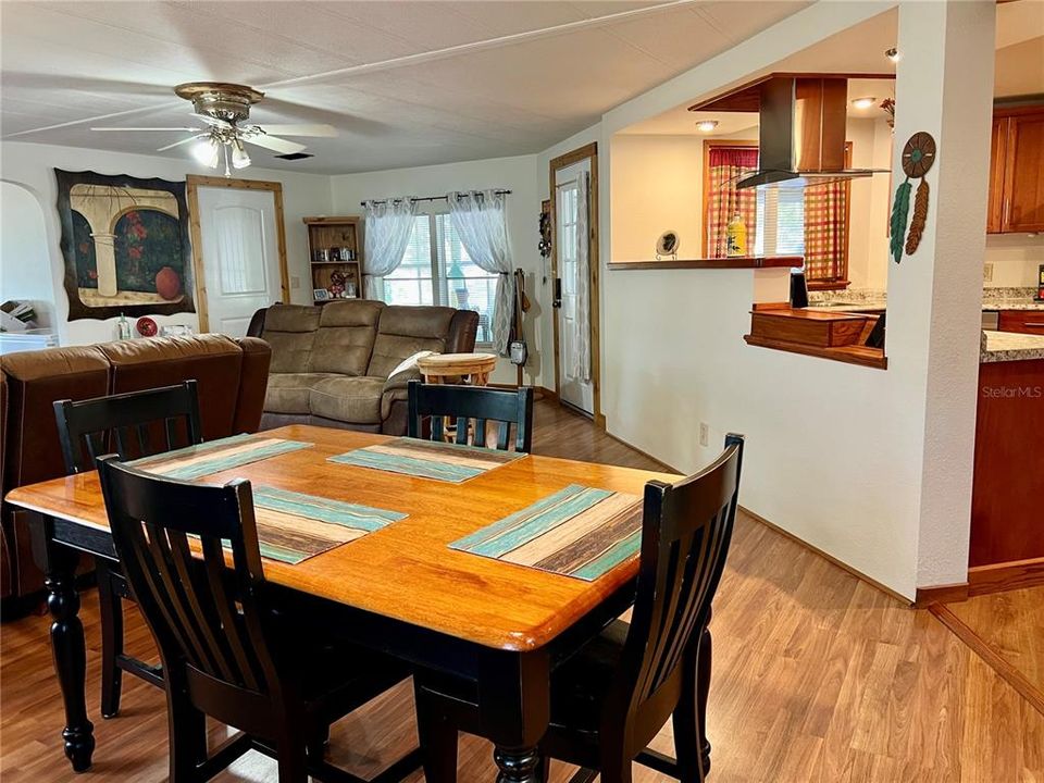 En Venta: $240,000 (2 camas, 2 baños, 1860 Pies cuadrados)