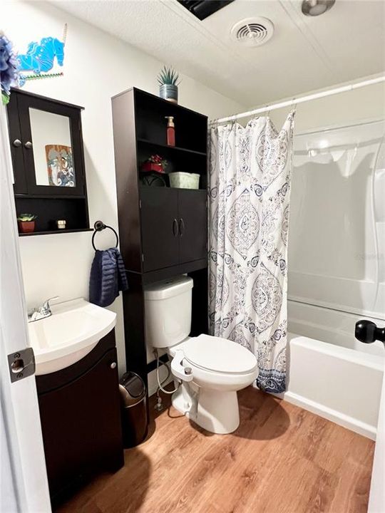 En Venta: $240,000 (2 camas, 2 baños, 1860 Pies cuadrados)