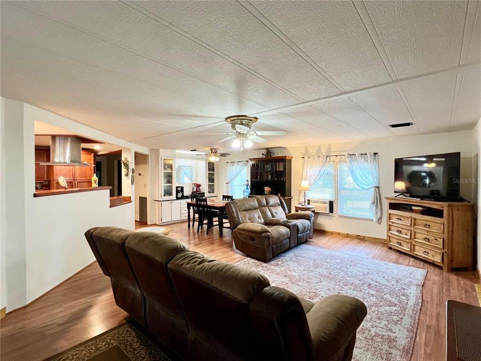 En Venta: $240,000 (2 camas, 2 baños, 1860 Pies cuadrados)