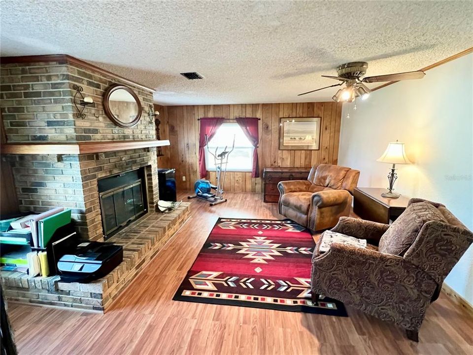 En Venta: $240,000 (2 camas, 2 baños, 1860 Pies cuadrados)