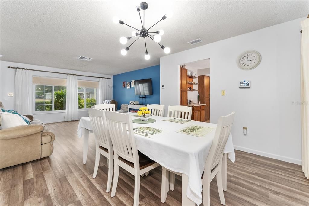 待售: $325,000 (2 贝兹, 2 浴室, 1249 平方英尺)