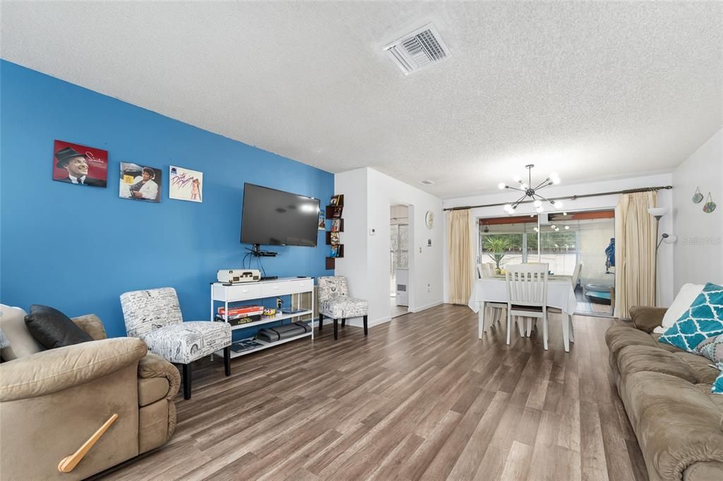 待售: $325,000 (2 贝兹, 2 浴室, 1249 平方英尺)