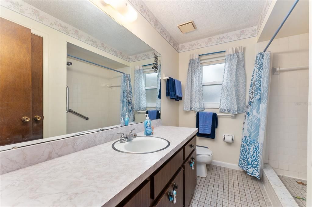 待售: $325,000 (2 贝兹, 2 浴室, 1249 平方英尺)