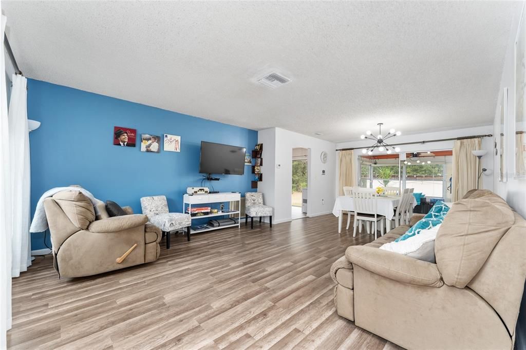 待售: $325,000 (2 贝兹, 2 浴室, 1249 平方英尺)