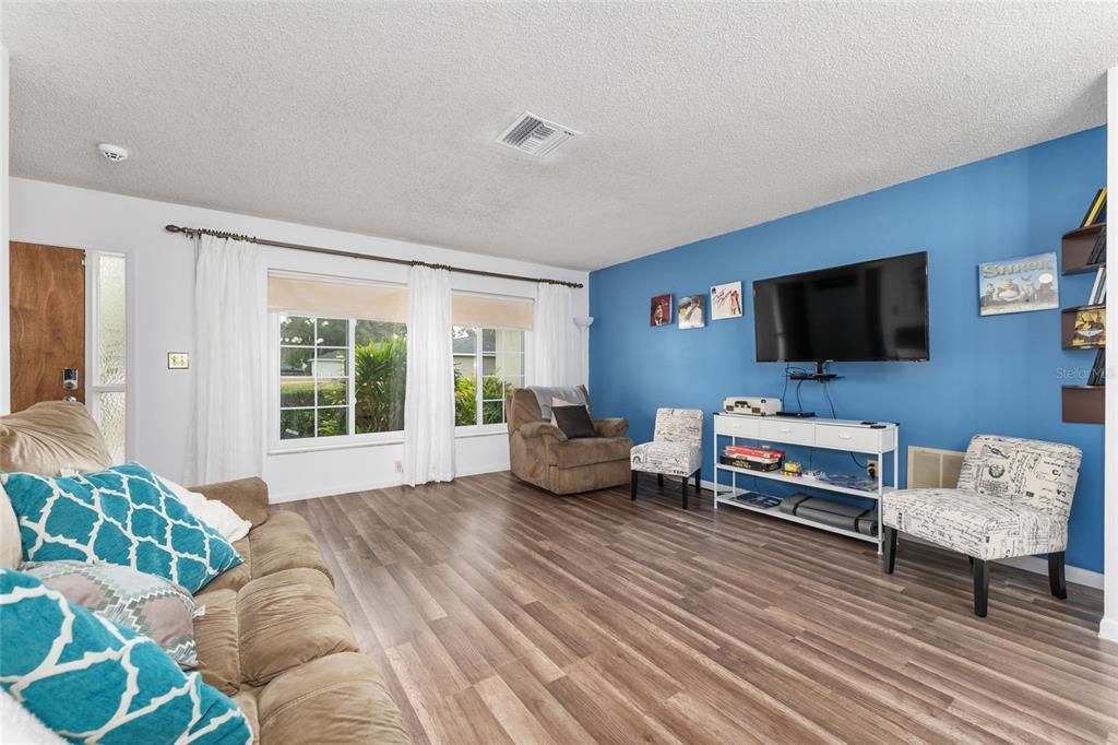 待售: $325,000 (2 贝兹, 2 浴室, 1249 平方英尺)