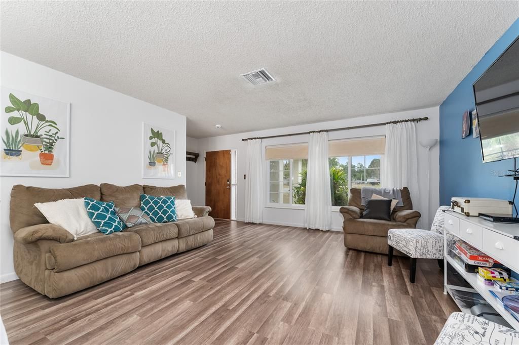 待售: $325,000 (2 贝兹, 2 浴室, 1249 平方英尺)