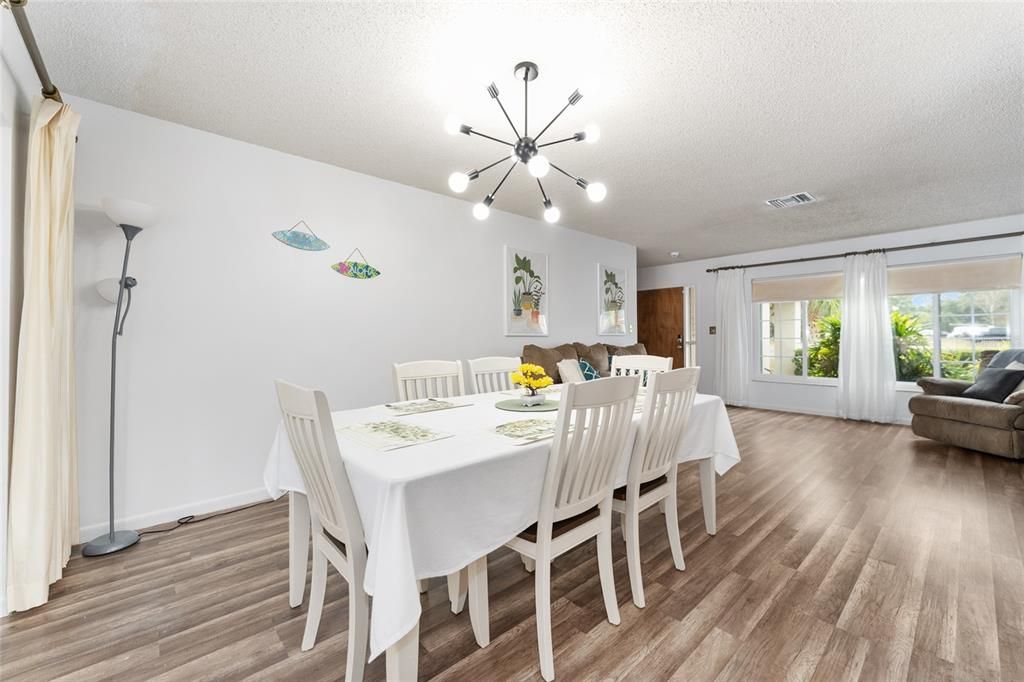 待售: $325,000 (2 贝兹, 2 浴室, 1249 平方英尺)