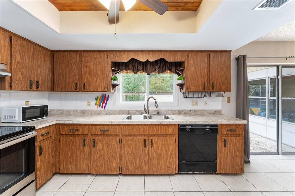 待售: $325,000 (2 贝兹, 2 浴室, 1249 平方英尺)