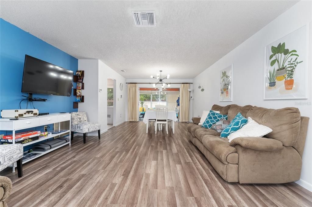 待售: $325,000 (2 贝兹, 2 浴室, 1249 平方英尺)