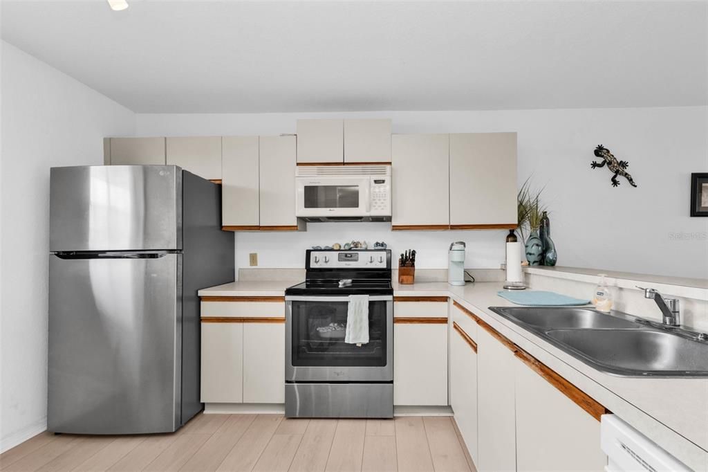 待售: $125,000 (2 贝兹, 2 浴室, 1153 平方英尺)