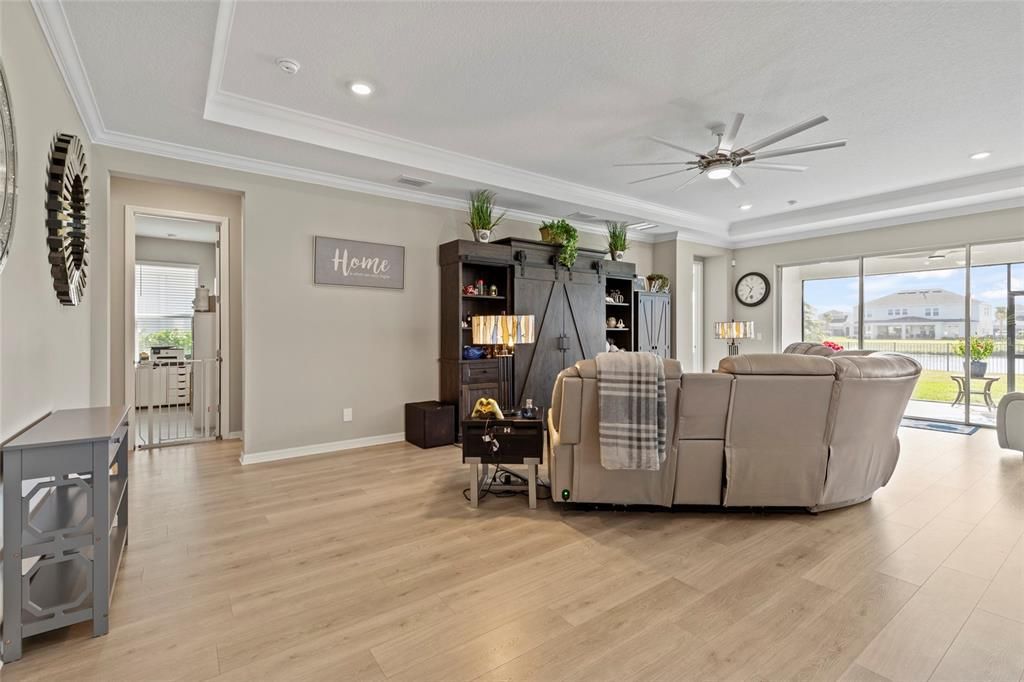 En Venta: $930,000 (4 camas, 3 baños, 2702 Pies cuadrados)