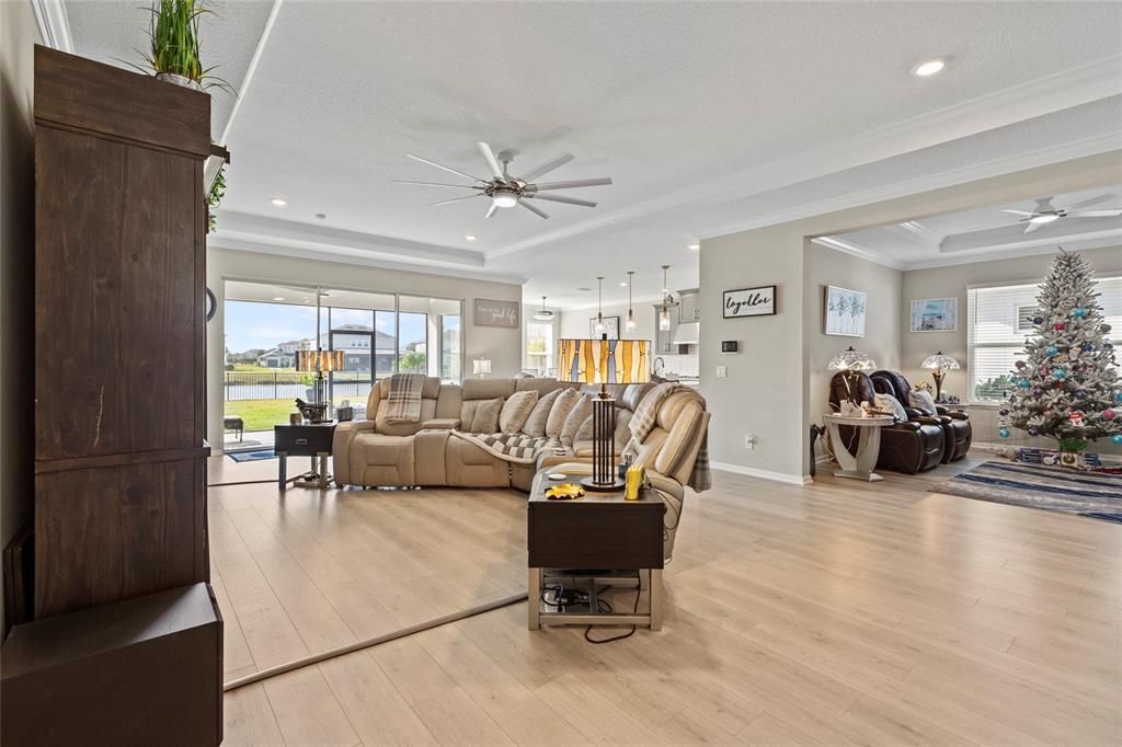 En Venta: $930,000 (4 camas, 3 baños, 2702 Pies cuadrados)