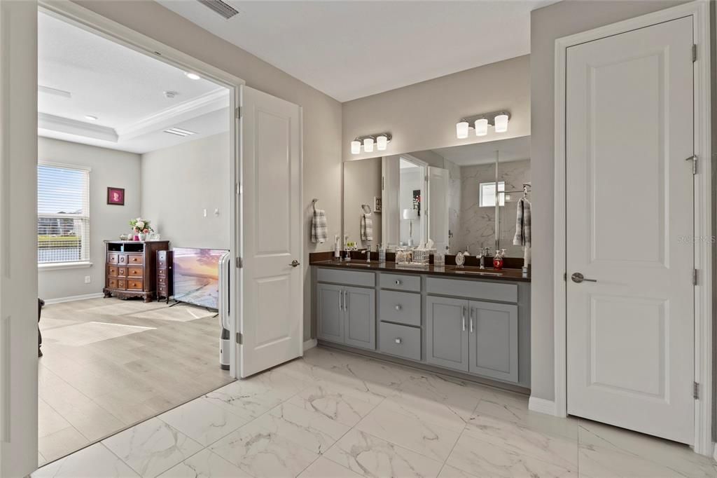 En Venta: $930,000 (4 camas, 3 baños, 2702 Pies cuadrados)