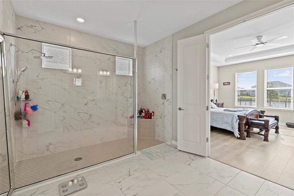 En Venta: $930,000 (4 camas, 3 baños, 2702 Pies cuadrados)