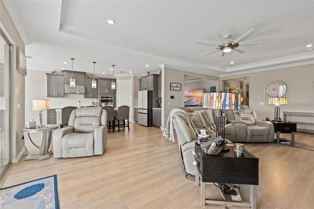 En Venta: $930,000 (4 camas, 3 baños, 2702 Pies cuadrados)