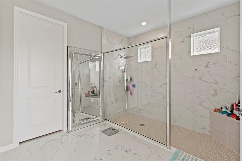 En Venta: $930,000 (4 camas, 3 baños, 2702 Pies cuadrados)