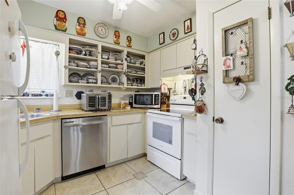 待售: $189,900 (2 贝兹, 2 浴室, 912 平方英尺)