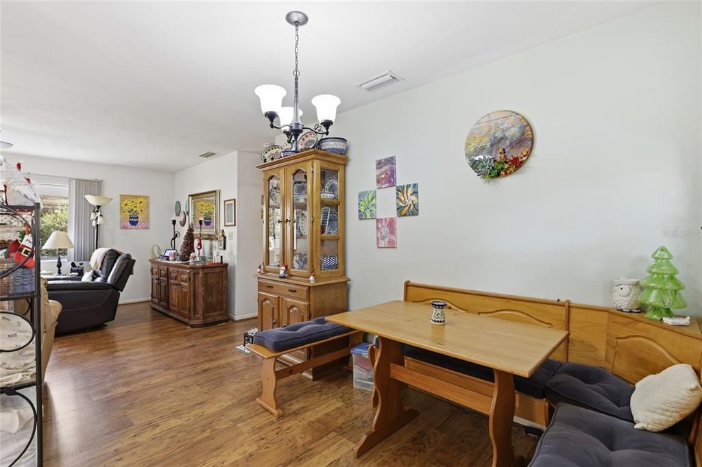 待售: $189,900 (2 贝兹, 2 浴室, 912 平方英尺)