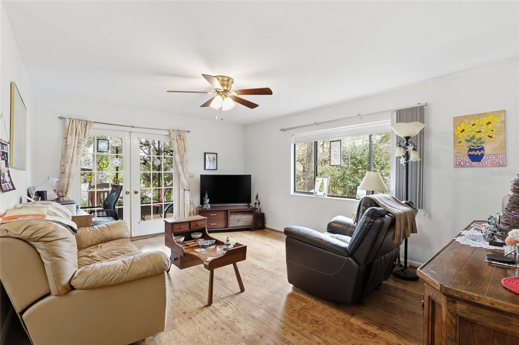 待售: $189,900 (2 贝兹, 2 浴室, 912 平方英尺)