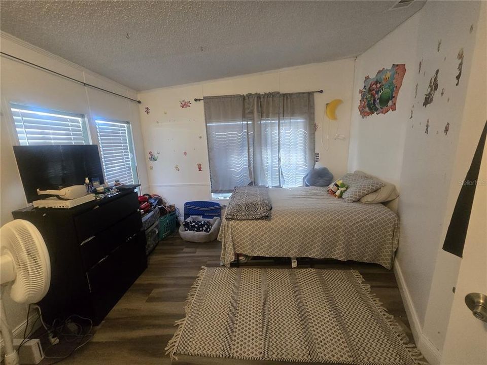 待售: $300,000 (5 贝兹, 2 浴室, 2356 平方英尺)