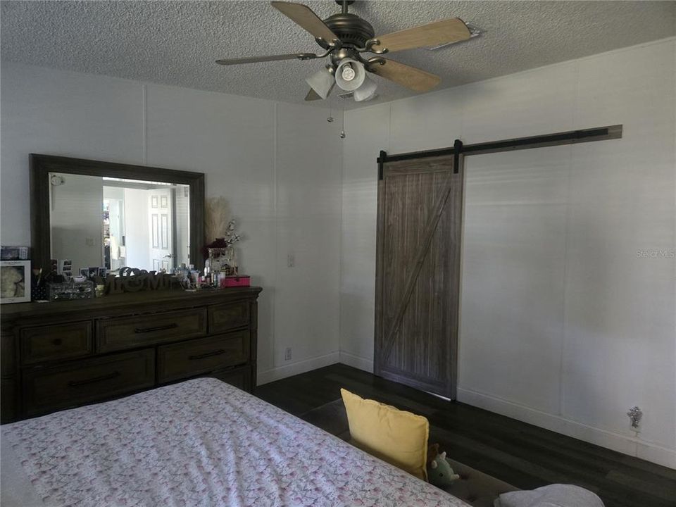 待售: $300,000 (5 贝兹, 2 浴室, 2356 平方英尺)