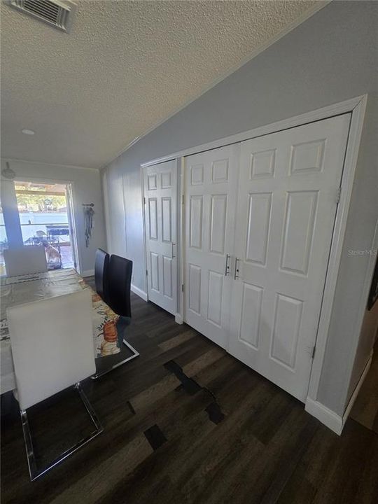 待售: $300,000 (5 贝兹, 2 浴室, 2356 平方英尺)