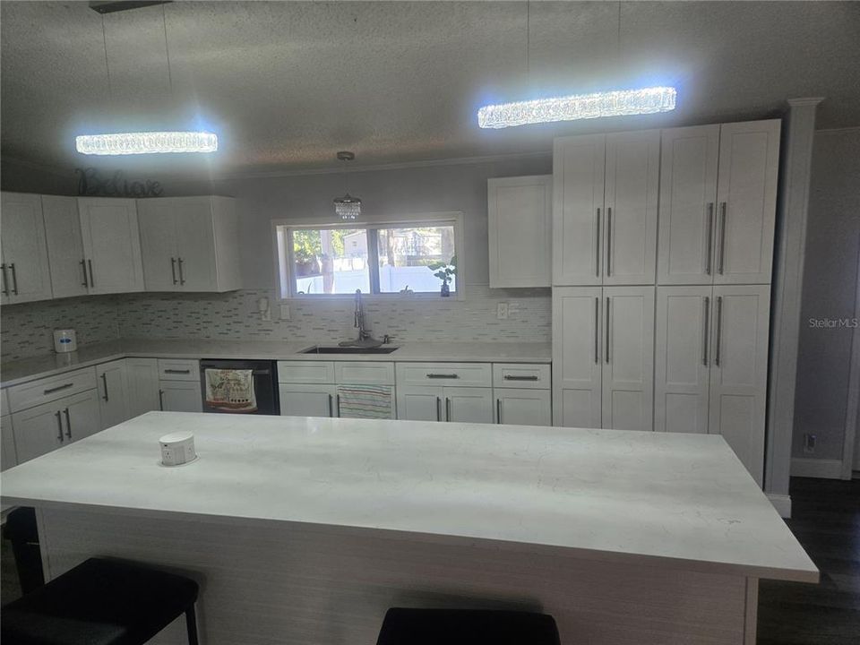 待售: $300,000 (5 贝兹, 2 浴室, 2356 平方英尺)