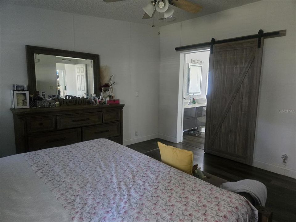 待售: $300,000 (5 贝兹, 2 浴室, 2356 平方英尺)