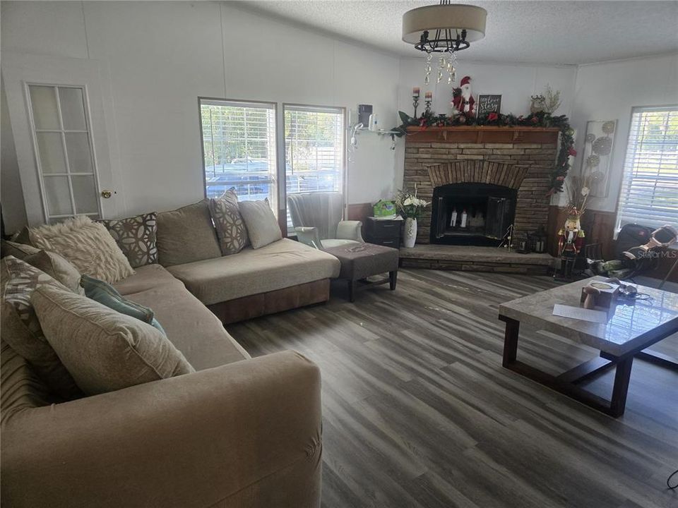 待售: $300,000 (5 贝兹, 2 浴室, 2356 平方英尺)