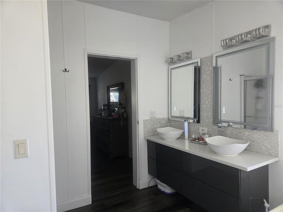 待售: $300,000 (5 贝兹, 2 浴室, 2356 平方英尺)