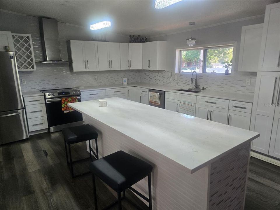 待售: $300,000 (5 贝兹, 2 浴室, 2356 平方英尺)