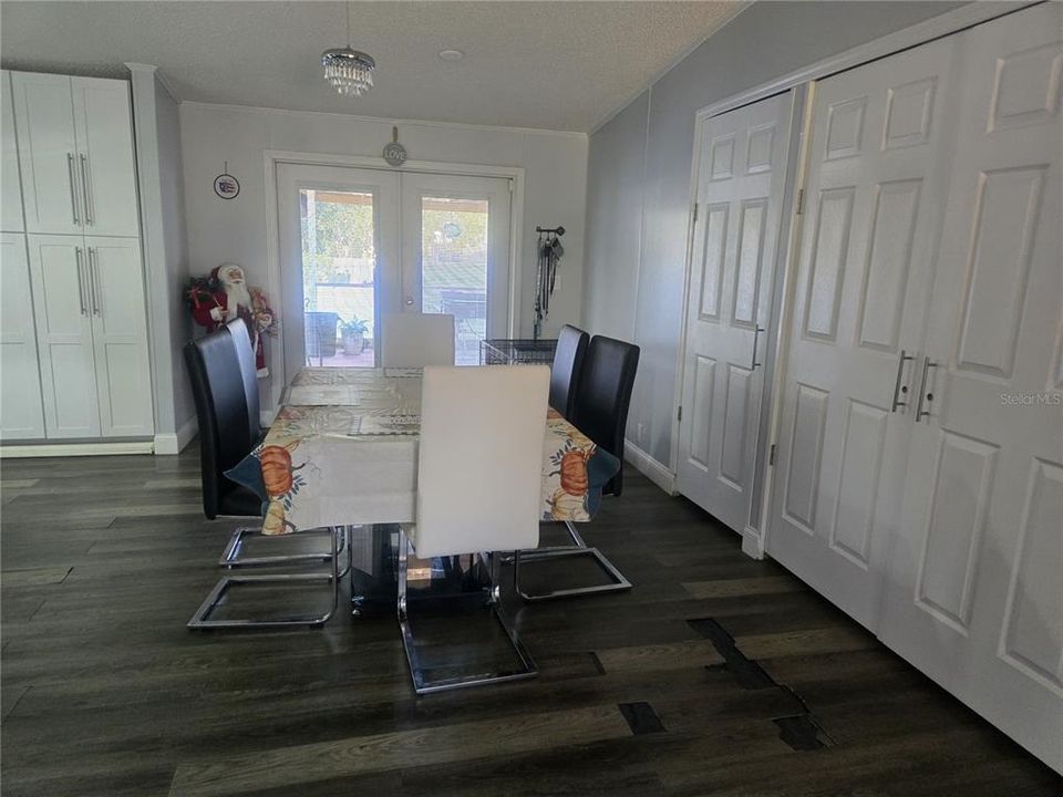 待售: $300,000 (5 贝兹, 2 浴室, 2356 平方英尺)