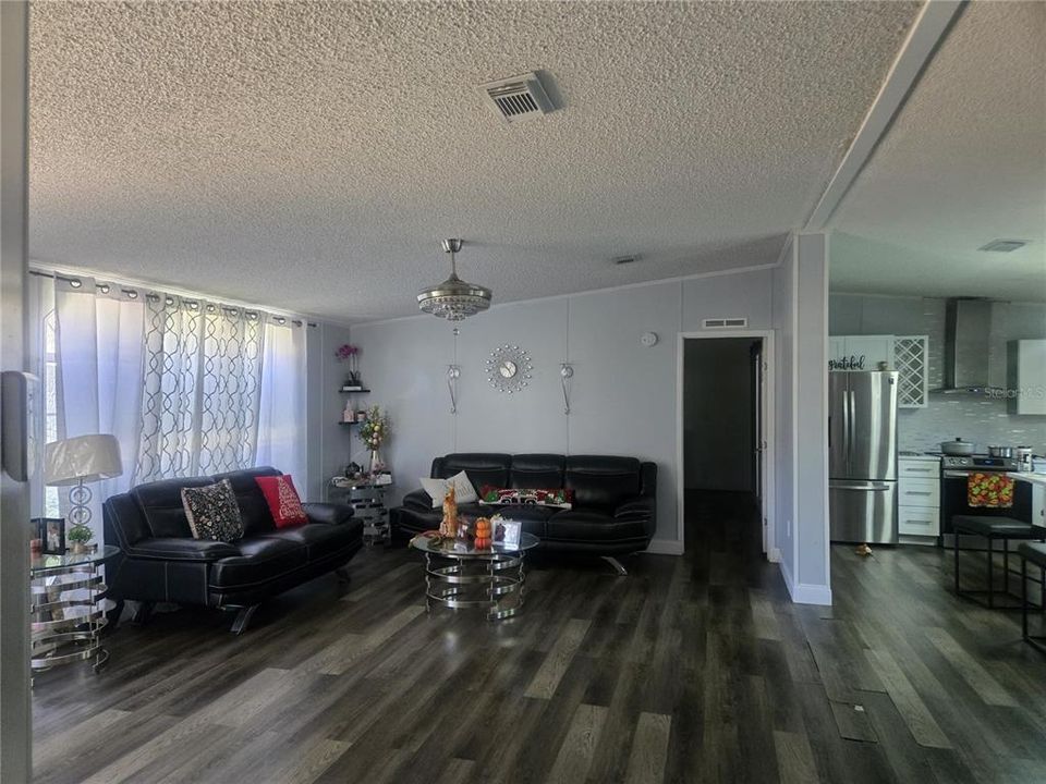 待售: $300,000 (5 贝兹, 2 浴室, 2356 平方英尺)