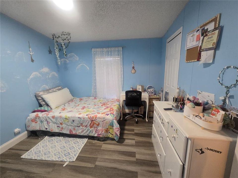 待售: $300,000 (5 贝兹, 2 浴室, 2356 平方英尺)