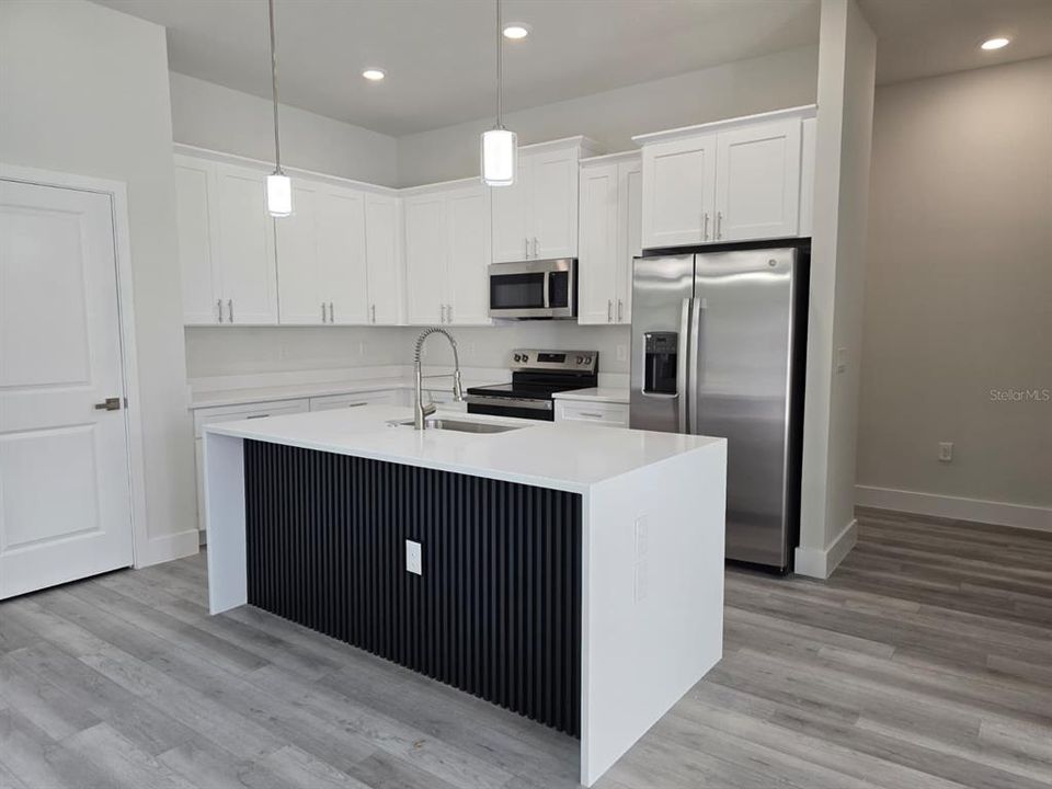 На продажу: $379,900 (4 спален, 2 ванн, 1695 Квадратных фут)