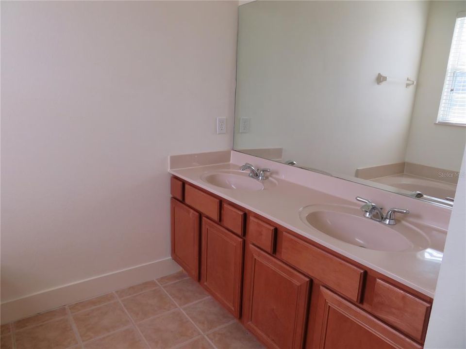 出租: $2,895 (4 贝兹, 3 浴室, 2359 平方英尺)