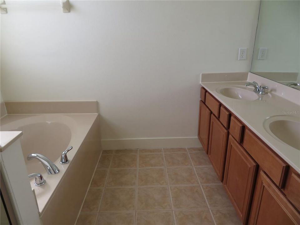 出租: $2,895 (4 贝兹, 3 浴室, 2359 平方英尺)