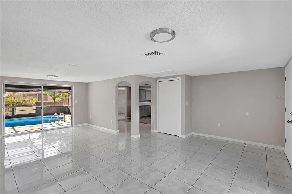 待售: $299,900 (4 贝兹, 2 浴室, 1772 平方英尺)