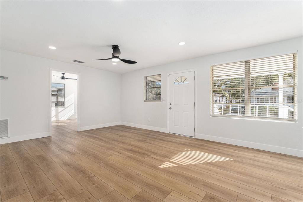 待售: $279,000 (3 贝兹, 1 浴室, 1084 平方英尺)